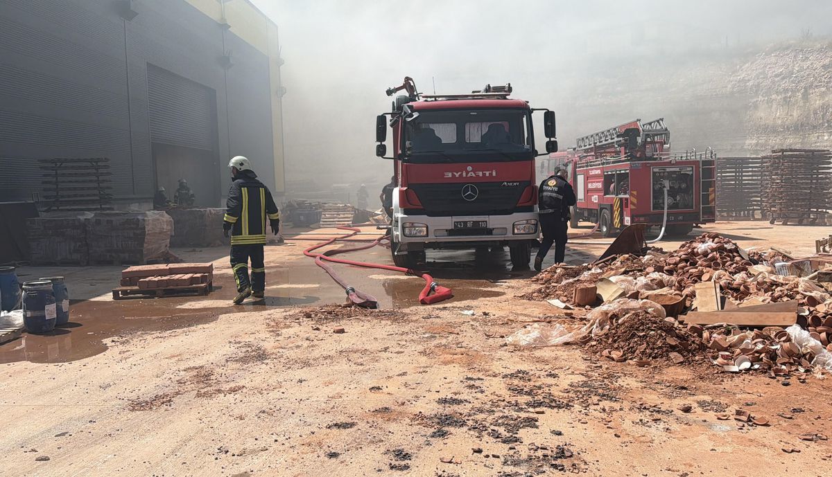 Kütahya'da çömlek üretim fabrikasında yangın