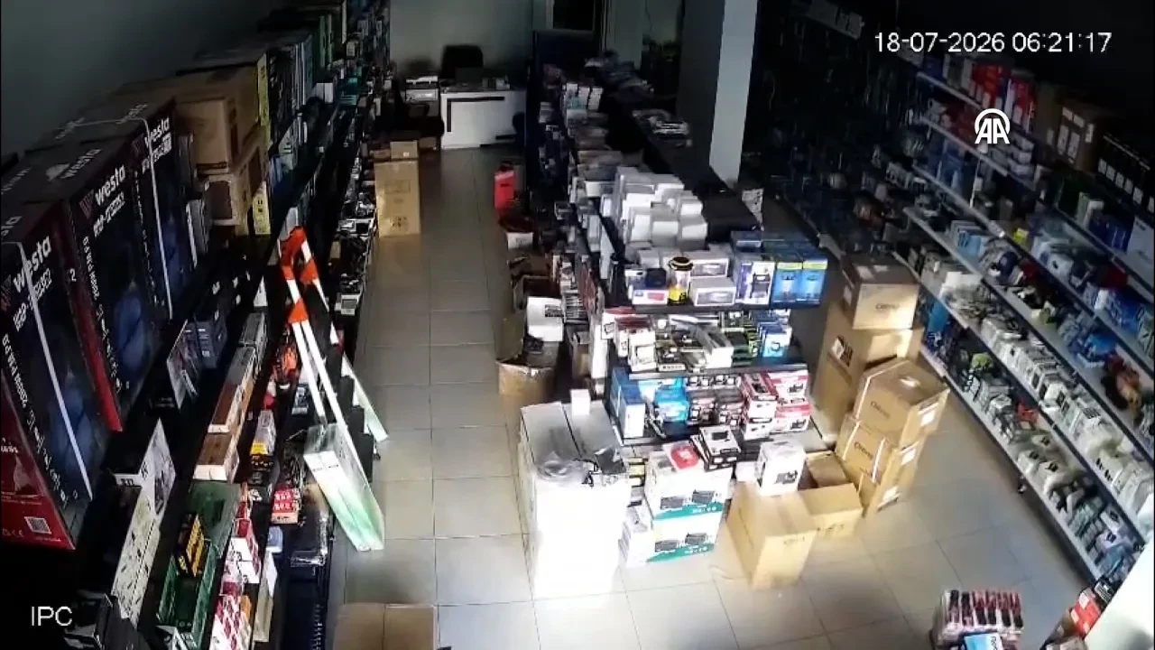 Malatya'da meydana gelen 5 büyüklüğündeki deprem kamerada!