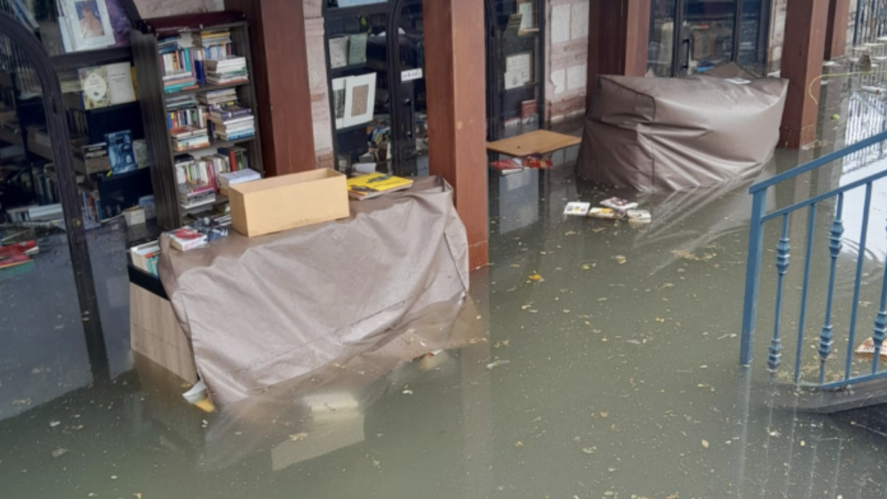 Üsküdar Sahaflar Çarşısı'nı su bastı: Yüzlerce kitap çöpe gitti