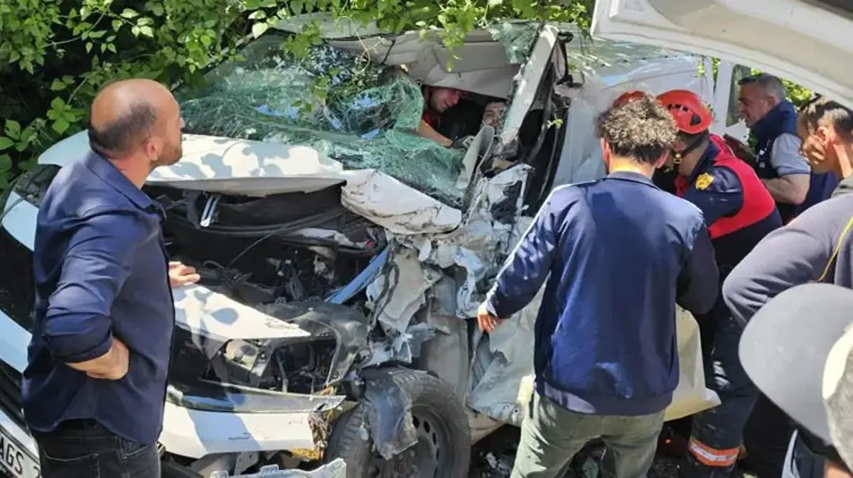 Ünye'de çöp kamyonu ile ticari araç kafa kafaya çarpıştı