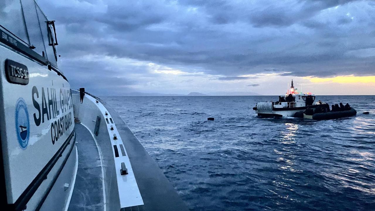 İzmir'de 24 düzensiz göçmen yakalandı