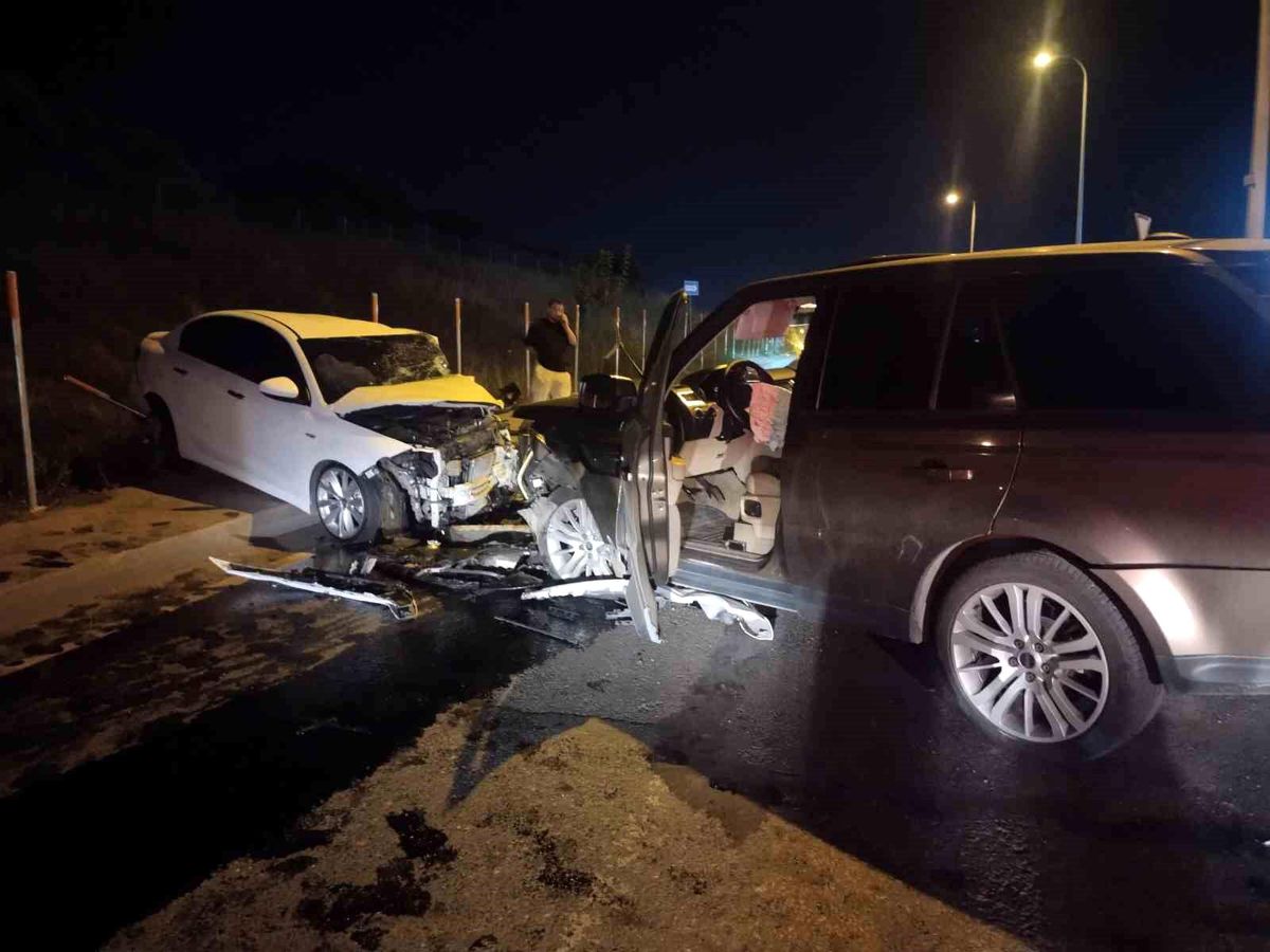 Sancaktepe'de ters yönden gelen otomobil, 2 araca çarptı: 2'si ağır 5 yaralı