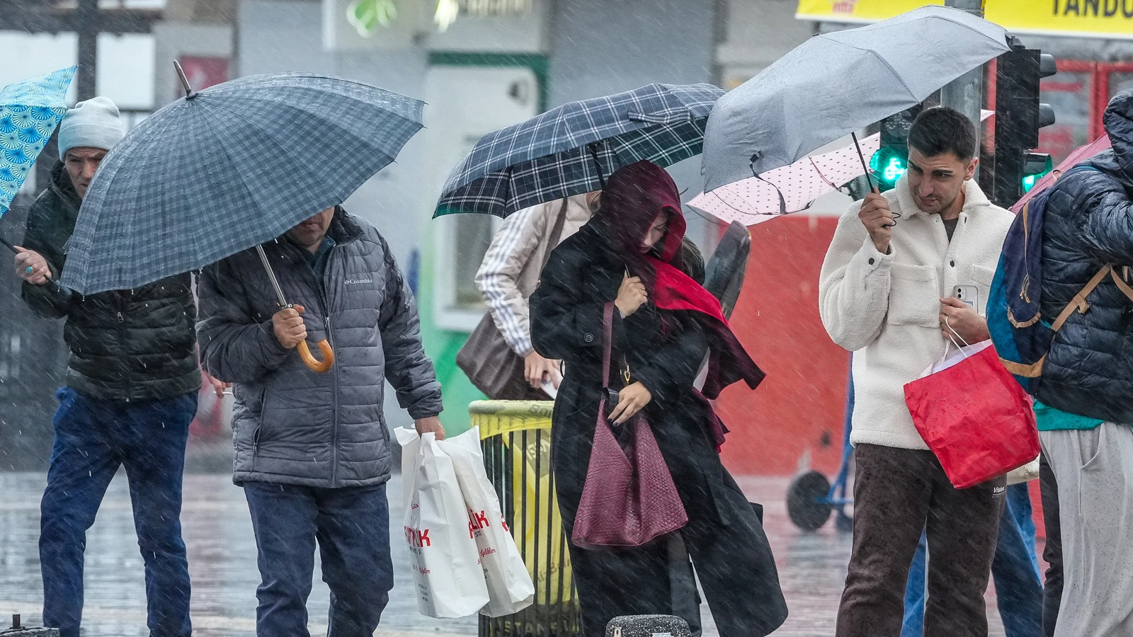 Meteoroloji'den İstanbul ve Ankara için hafta sonu uyarısı: Sıcaklıklar 10 derece birden düşecek