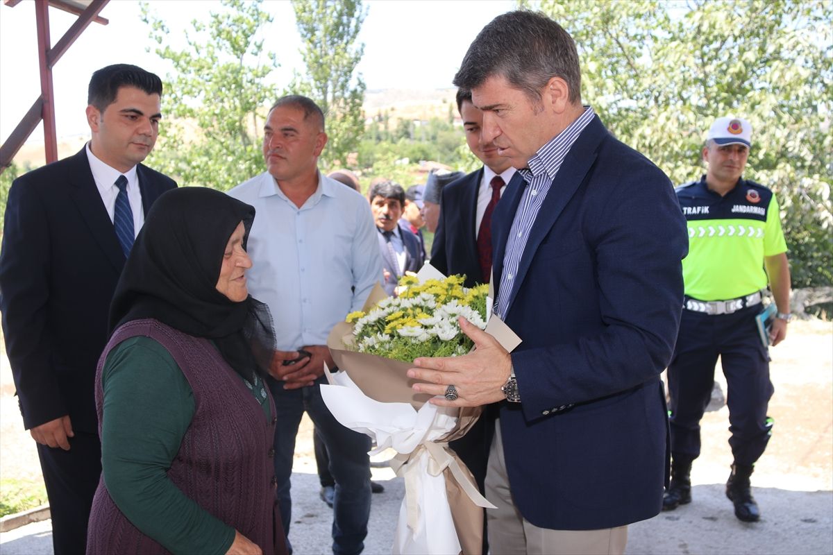 Vali Bakan, Kıbrıs şehidi Lütfi Aras'ın ailesini ziyaret etti