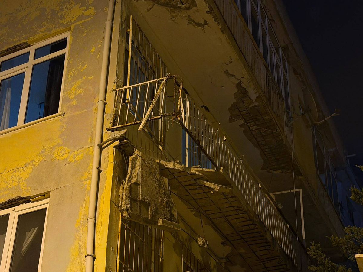 Üsküdar'da balkon çöktü: Hamile eşiyle sokakta kaldılar