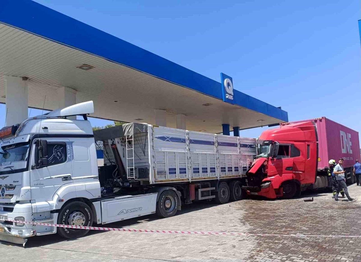 Baygınlık geçiren tır şoförü istasyonda yakıt alan başka bir tıra çarptı