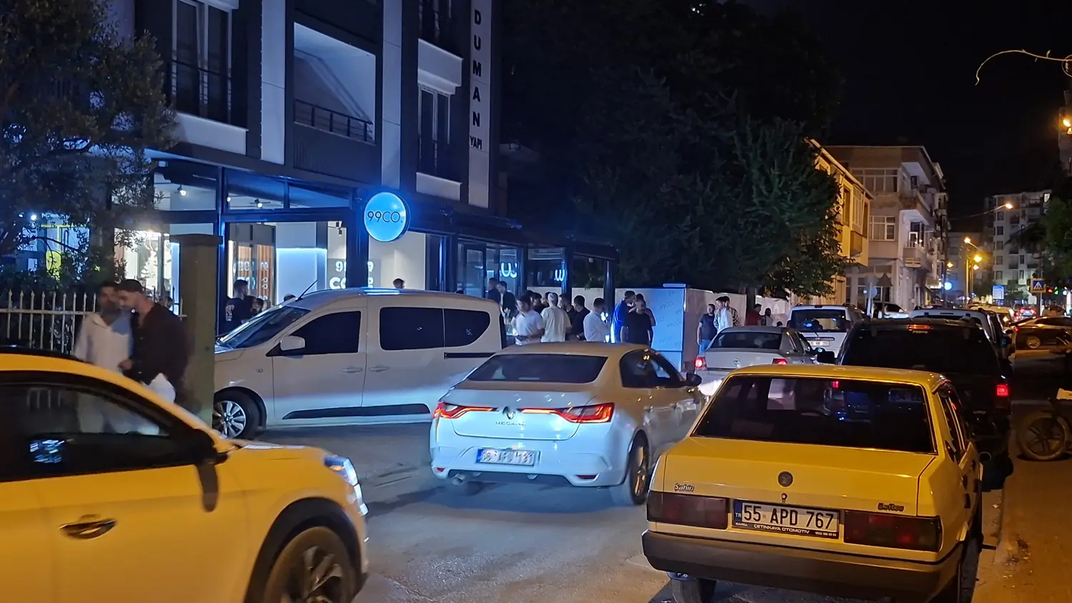 Samsun'da kafeterya önünde dehşet: Silahlı saldırıya uğrayan genç yaralandı