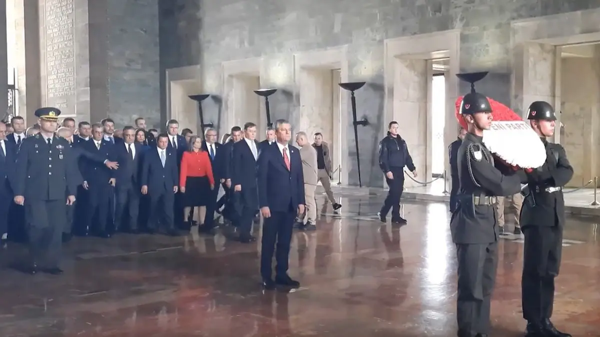 Yeni Parti'den ilk ziyaret Anıtkabir'e! Özgür Özel ve ekibi Ata'nın huzurunda