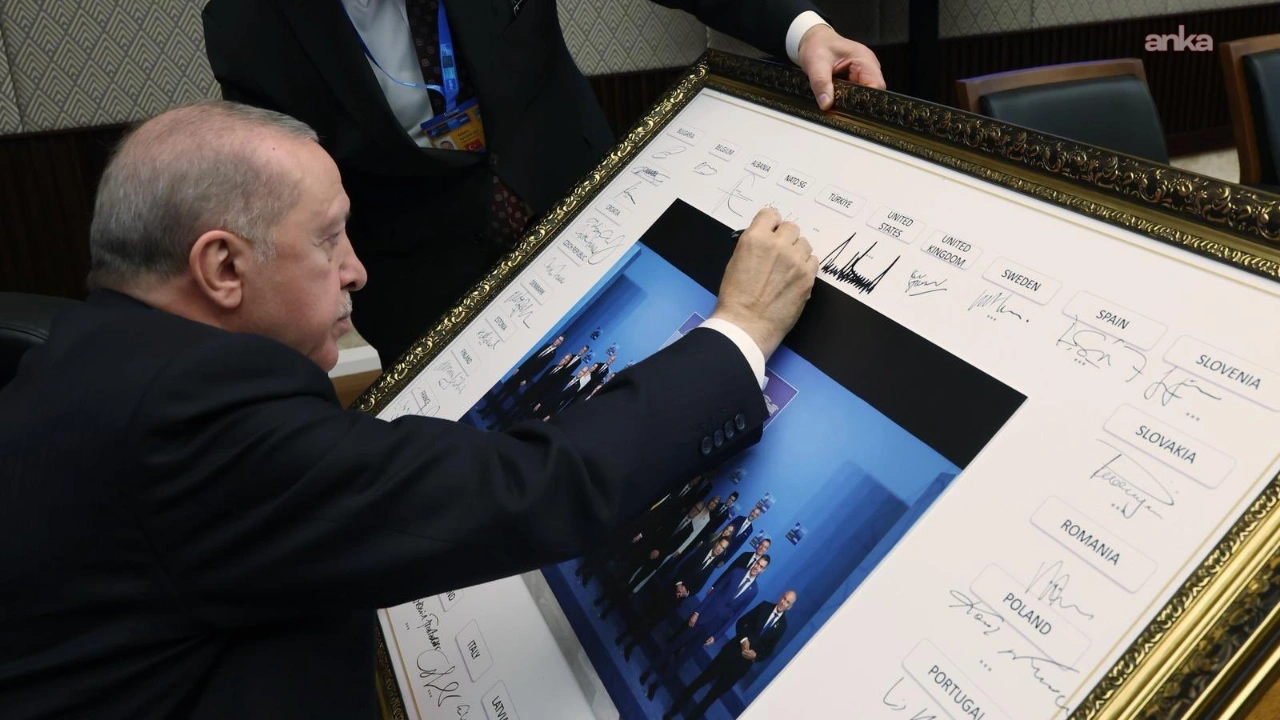 Erdoğan, NATO Ankara Zirvesi liderler tablosunu imzaladı