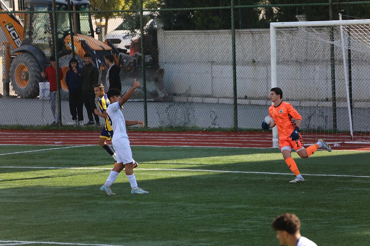 Menemen FK'da kaleci Alp profesyonel oldu