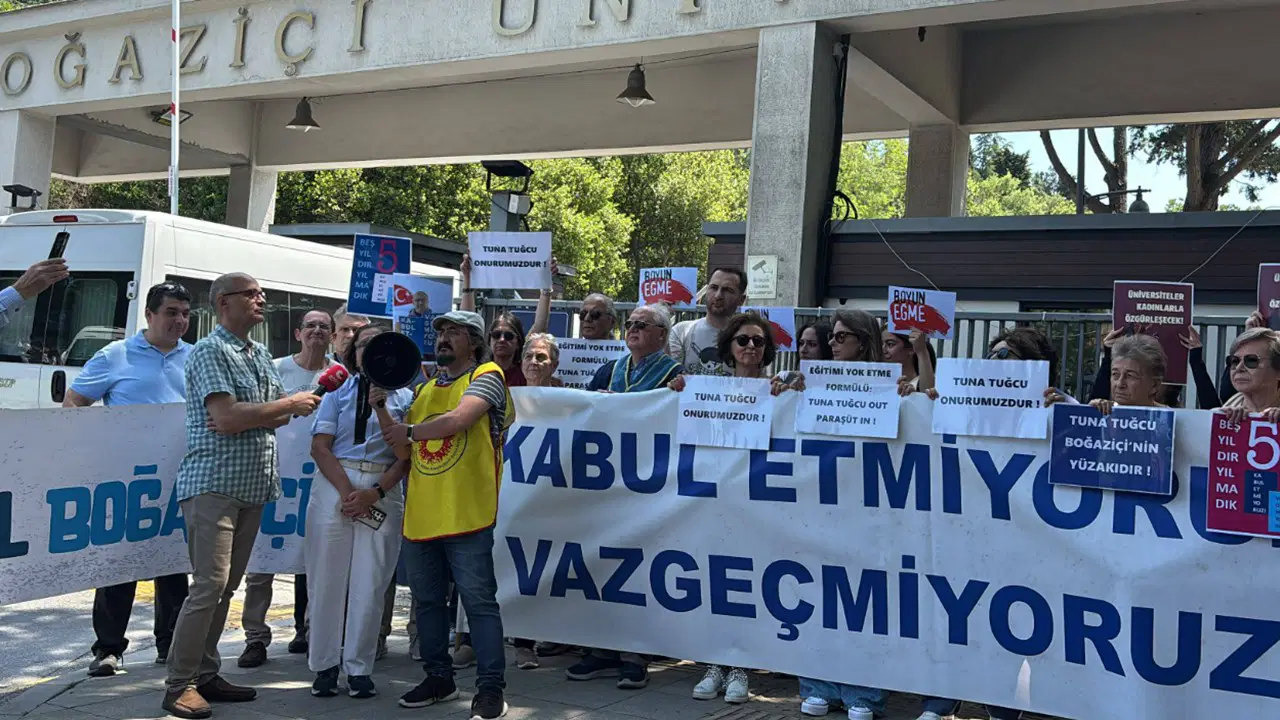 Boğaziçi Üniversitesi'nde Prof. Dr. Tuna Tuğcu'nun kamu görevinden çıkarılması protesto edildi: 'Akademik özgürlüğe saldırı, üniversiteye darbe'