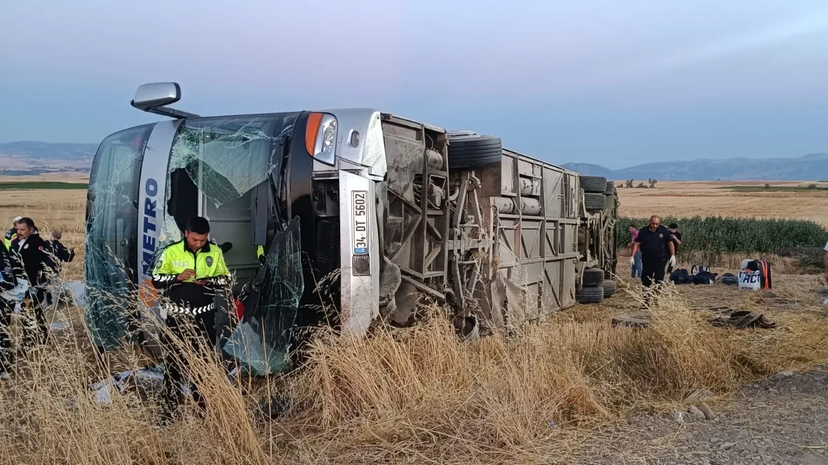 Amasya'da çift katlı otobüs devrildi: 2'si ağır 46 yaralı