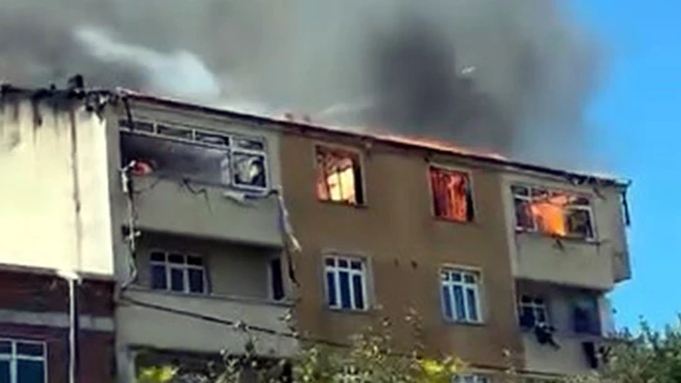 İstanbul’da korkutan yangın! Çatıda çıkan yangın 2 daireye sıçradı