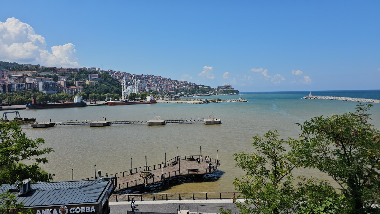 Zonguldak’ta denizin rengi kahverengiye büründü
