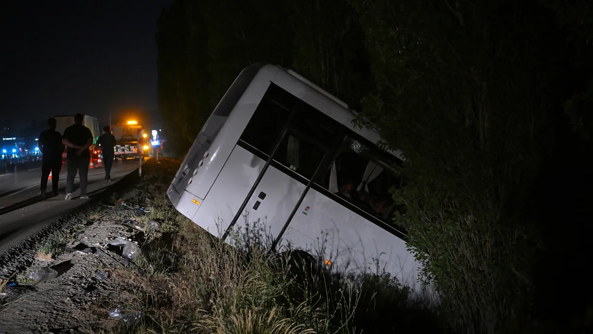 Ankara'da servis minibüsü ile otomobil çarpıştı: 8 yaralı