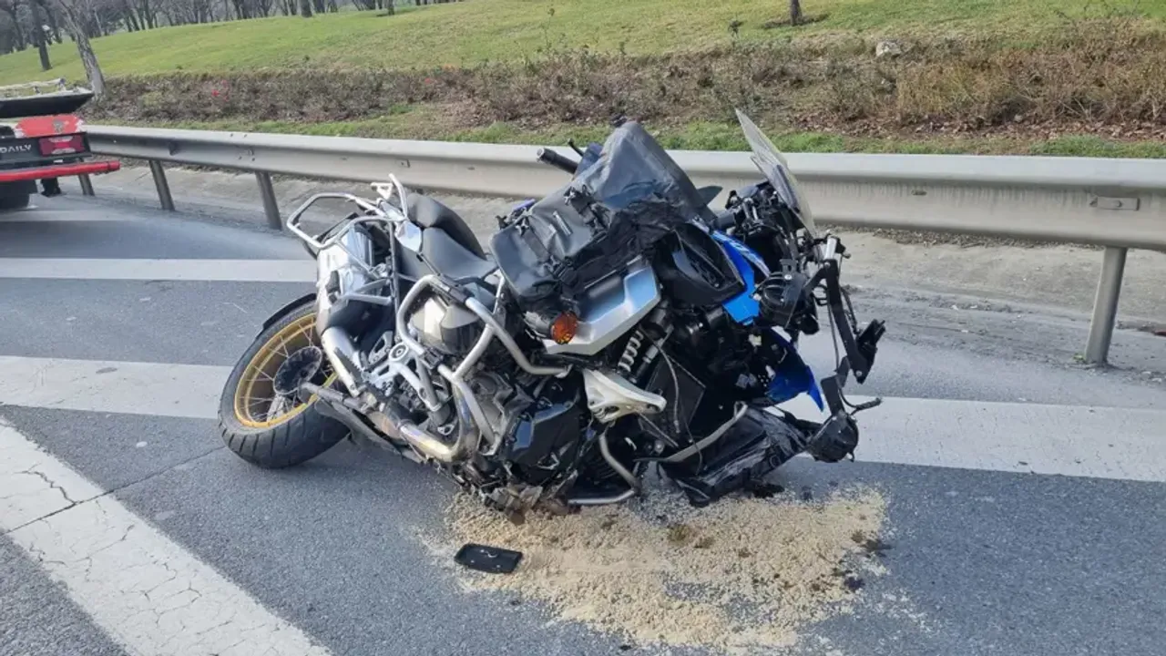 Esenler'de Motosiklet kazası: Bariyerlere çarpan sürücü yaralandı