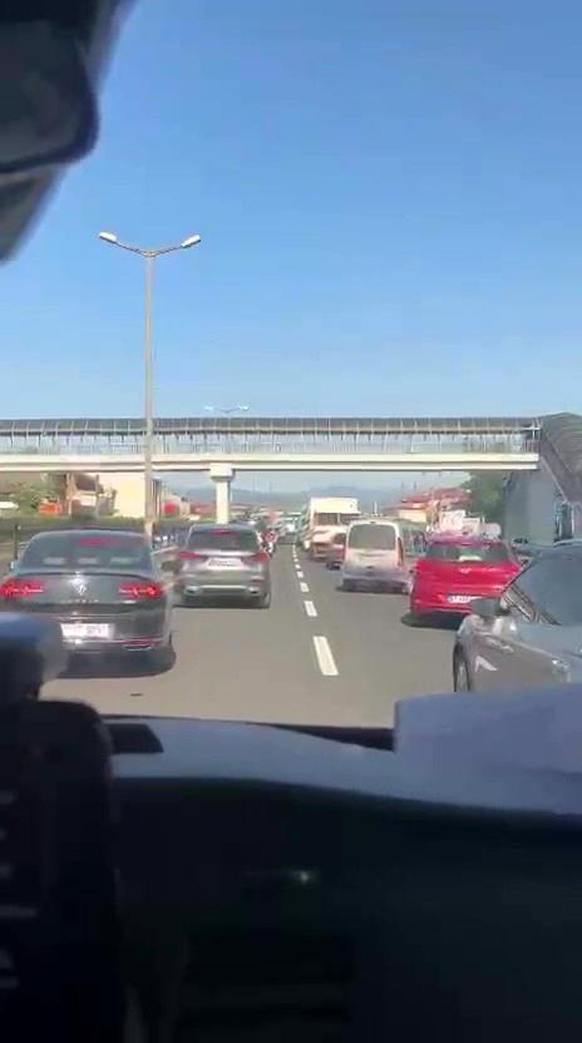 Ambulansa yol vermek için fermuar sistemini uyguladıyar