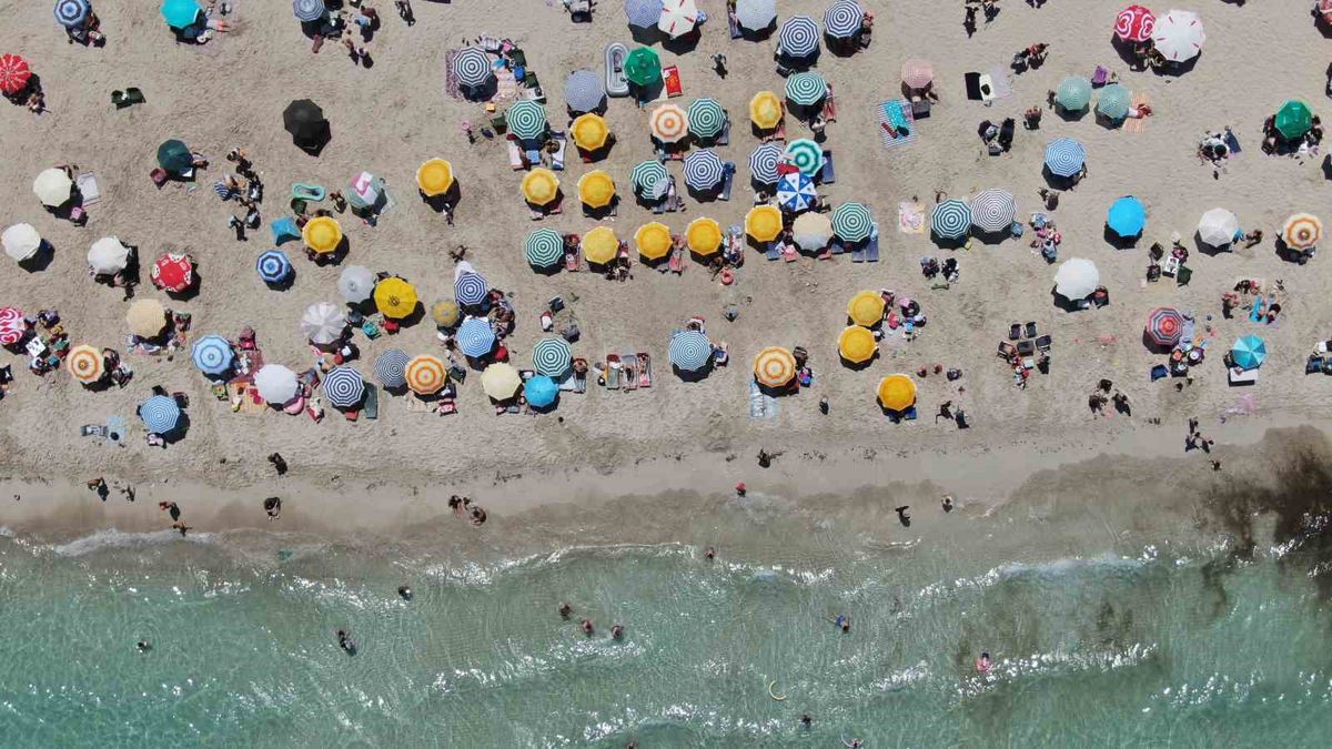 Çeşme'de sıcak havaya sahilde serinleme