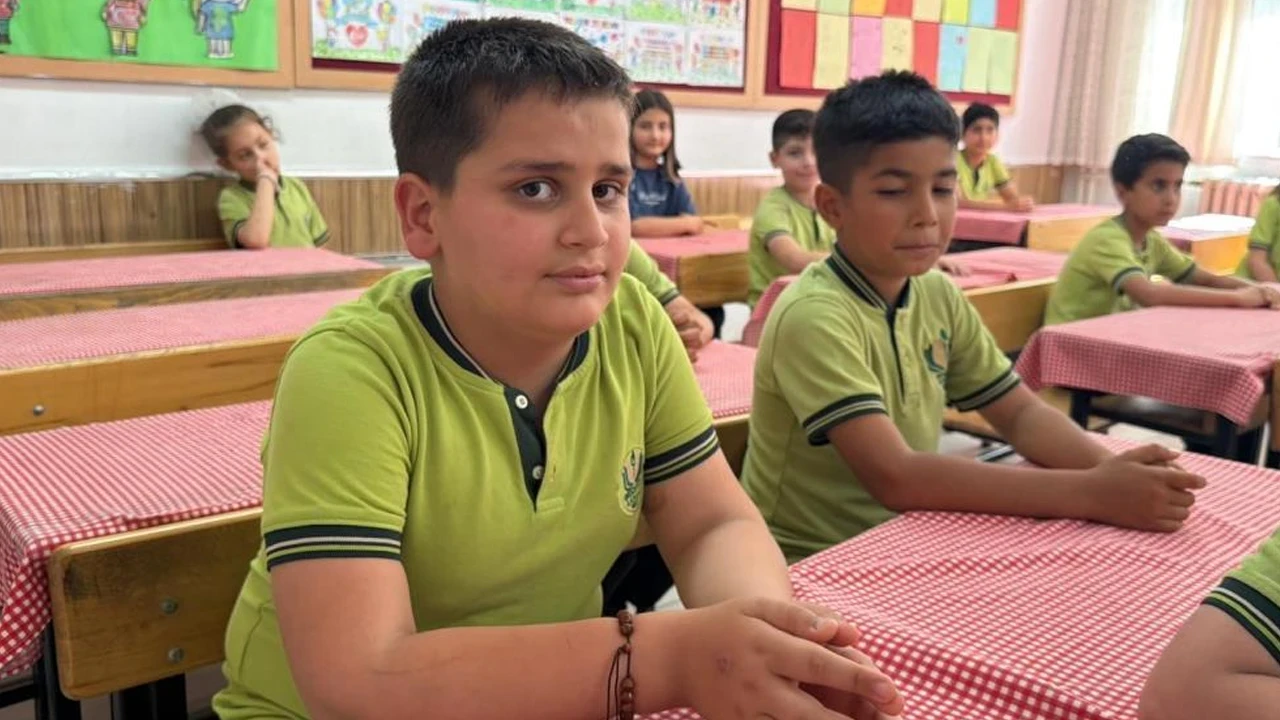 Boğazına şeker kaçan öğrenciyi öğretmeni Heimlich manevrasıyla kurtardı