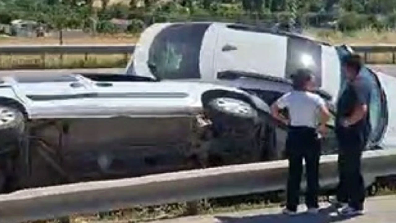 İnegöl'de feci kaza: İki araç bariyerlerin arasına sıkıştı
