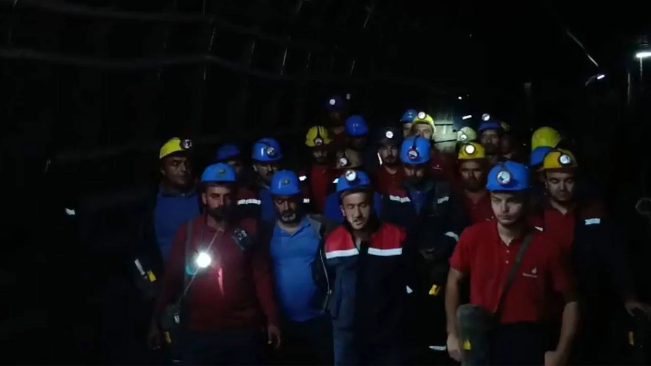 Açlık grevindeki madenciler kendilerini yer altına kapattı: ''Nerede aç kaldıysak orada yok olalım''