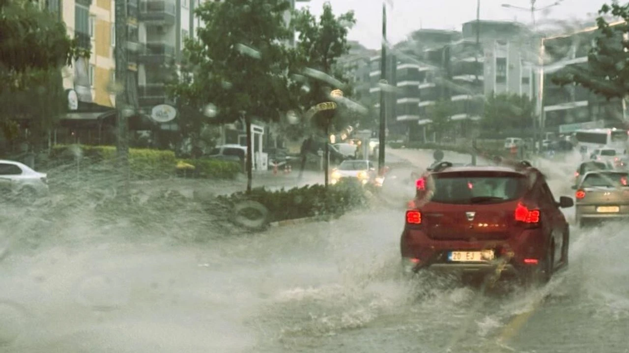 Denizli’de şiddetli yağış trafiği felç etti