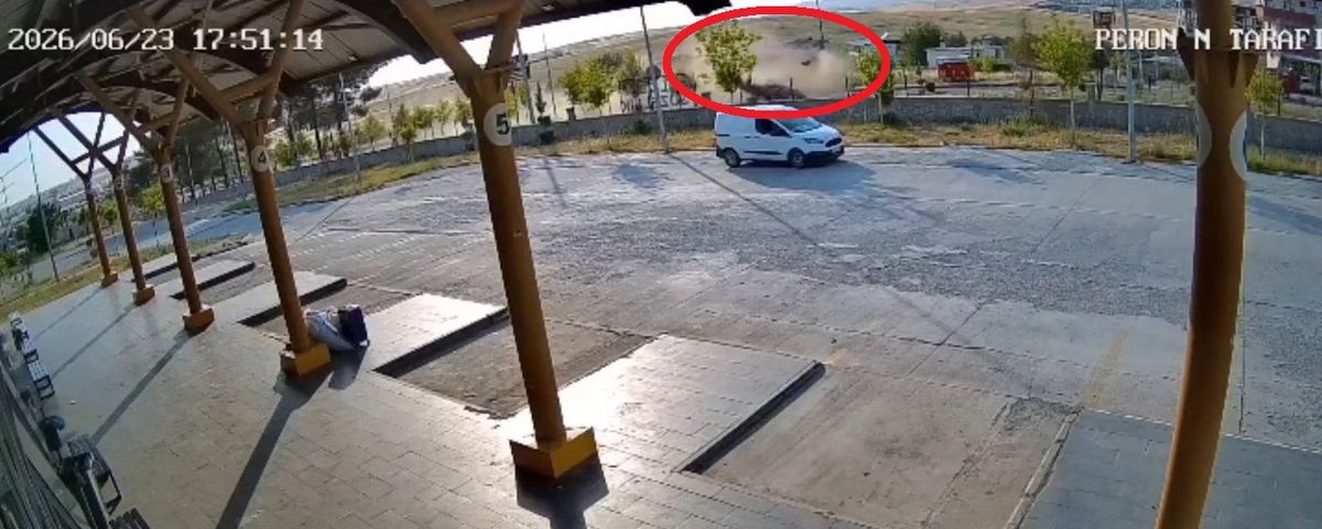 Takla atan otomobildeki 2 kişi, ağır yaralandı; kaza kamerada