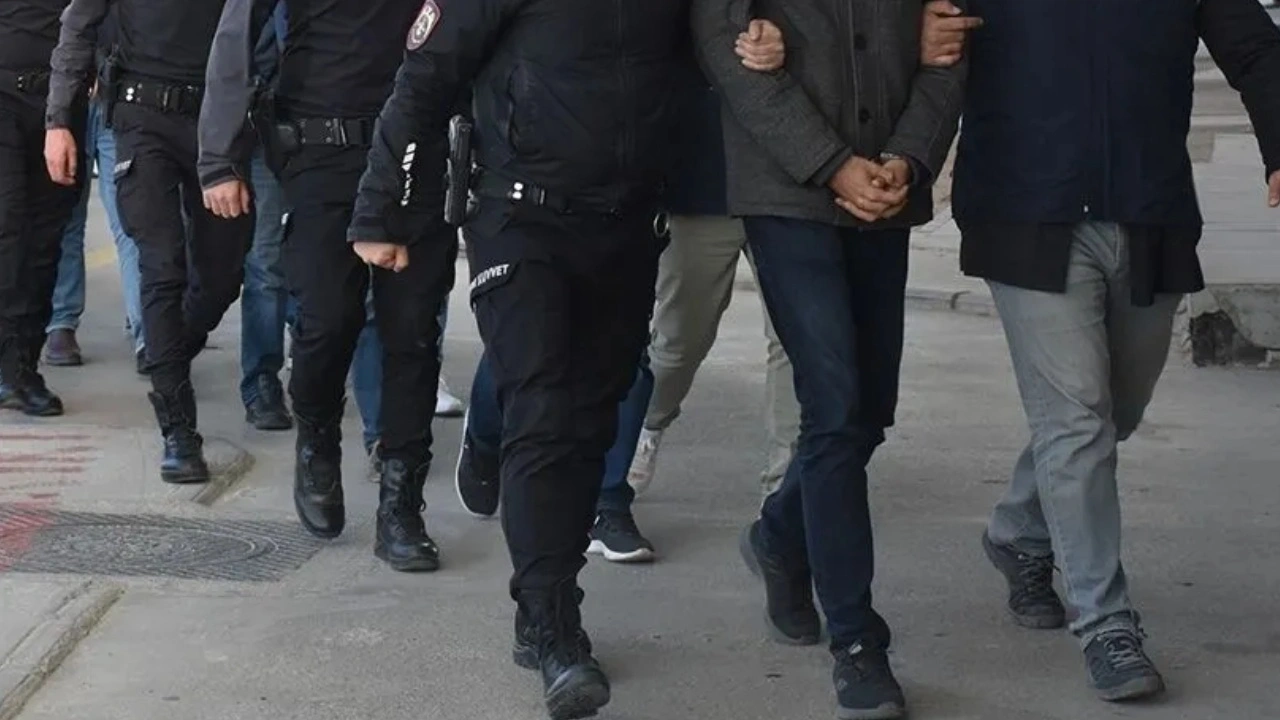 Ankara'da 'Sixtiees Pub'a operasyon! Müstehcen eğlence düzenleyen 7 şüpheli gözaltına alındı