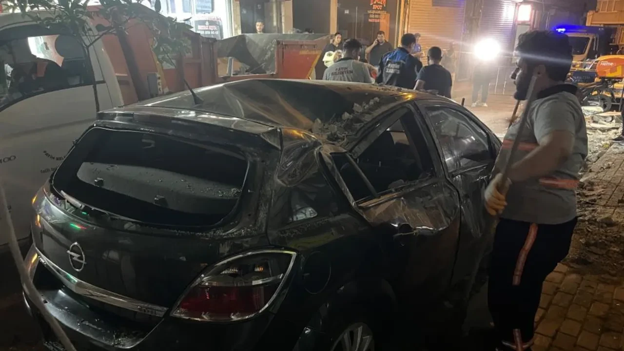 İstanbul'da facianın eşiğinde dönüldü! Binadan düşen beton parçalarından son anda kurtuldular