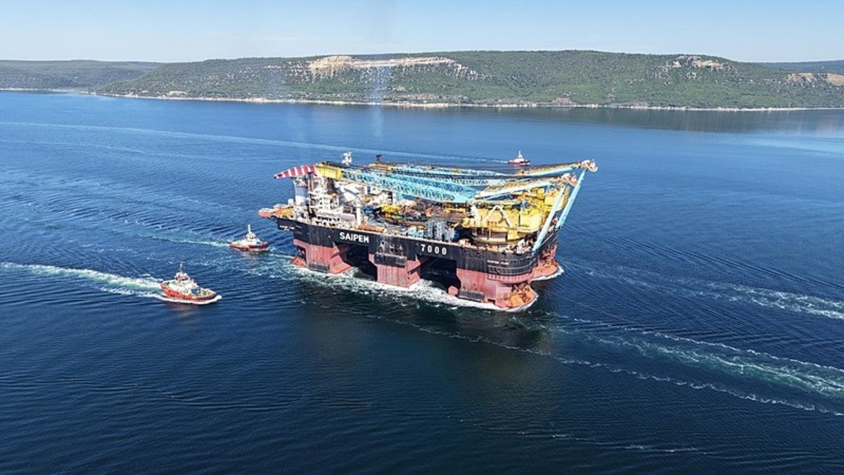Dünyanın en büyük 3'üncü vinç gemisi! Çanakkale Boğazı'ndan geçti