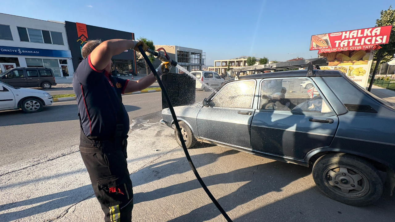 Otomobilde çıkan yangını vatandaşlar söndürdü