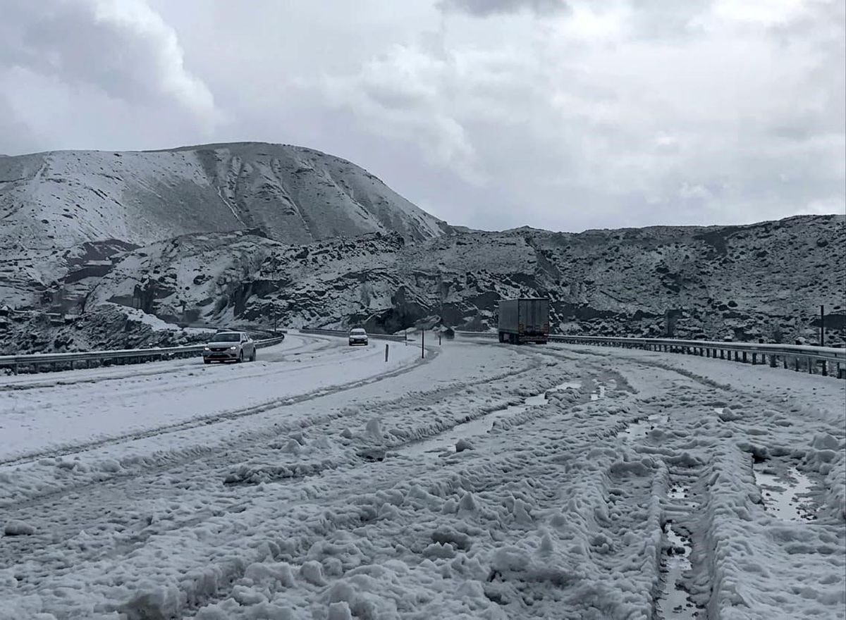 Tendürek Geçidi'nde dolu yağışı kışı aratmadı