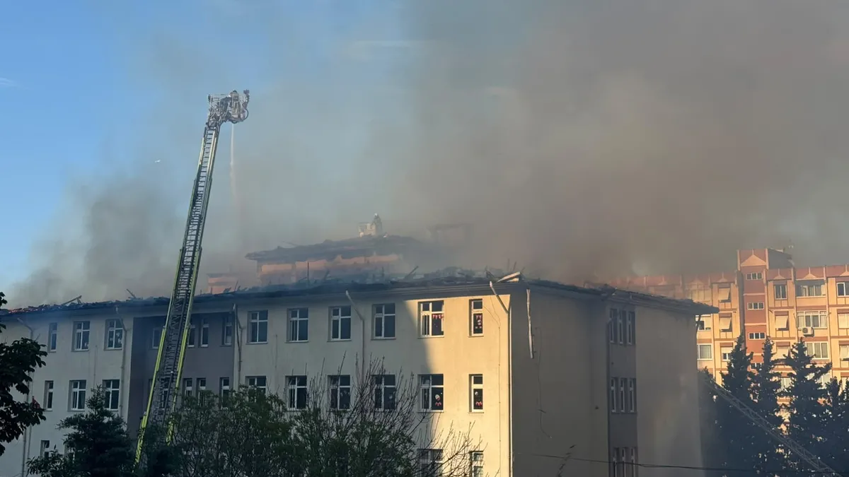 Beylikdüzü'nde okul çatısında yangın