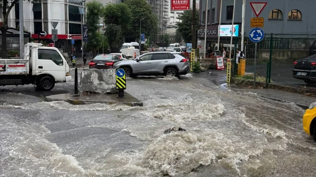 İstanbul'da sağanak yağış: Yollar su altında kaldı