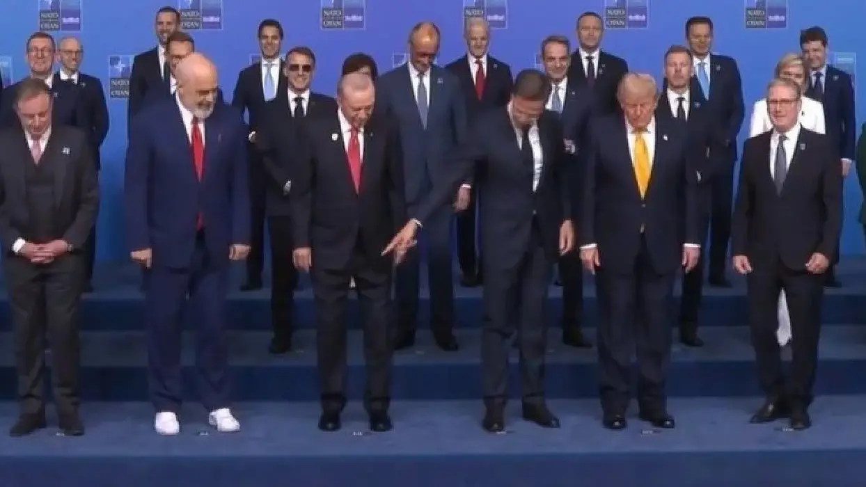 NATO'nun en renkli karesi! Rutte, Trump'a ayakkabıları gösterdi