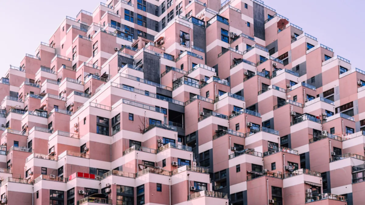 Görenleri şoke eden çılgın apartman!