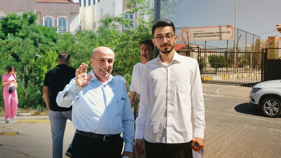 Mardin YKS Sınavı: 70 yaşındaki baba ve 25 yaşındaki oğlu yan yana üniversite için ter döktü | Eğitim Haberleri