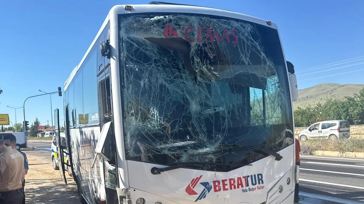 Kırşehir'de feci kaza! İşçi servisleri çarpıştı, 17 kişi yaralandı