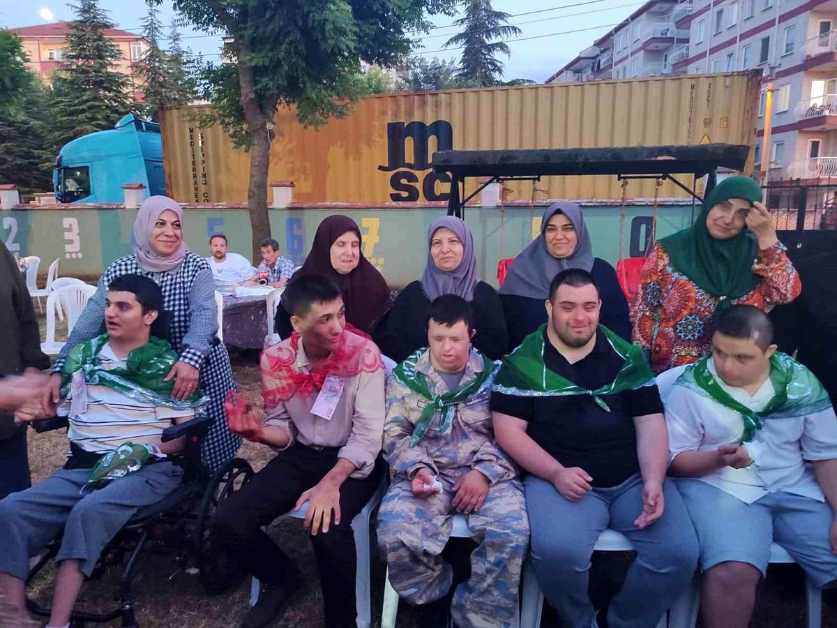 Babaannenin dileği gerçek oldu: Özel bireylere temsili asker eğlencesi