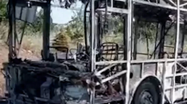 Eskişehir'de seyir halindeki belediye otobüsü yanarak kullanılamaz hale geldi