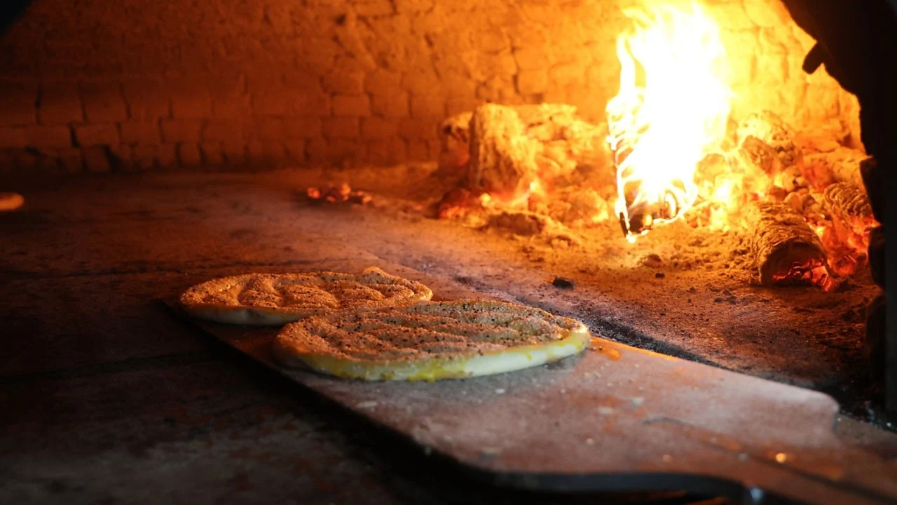 250 derece ekmek mesaisi! Herkes sıcaktan kaçıyor, onlar serinlemek için dışarı çıkıyor