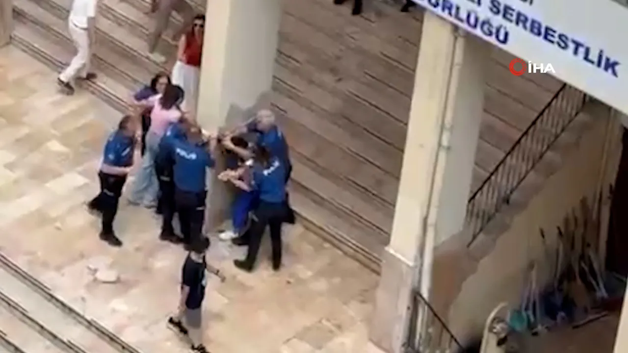 Samsun'da polisin gözü önünde kadın kavgası! Ekipler araya girerek ayırdı