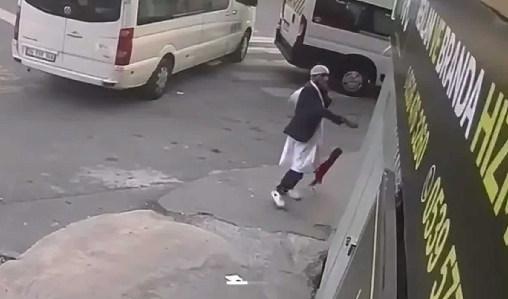 Kağıthane'de Türk Bayrağı'nı söküp yere atan şüpheli yakalandı! 11 tane suç kaydı çıktı