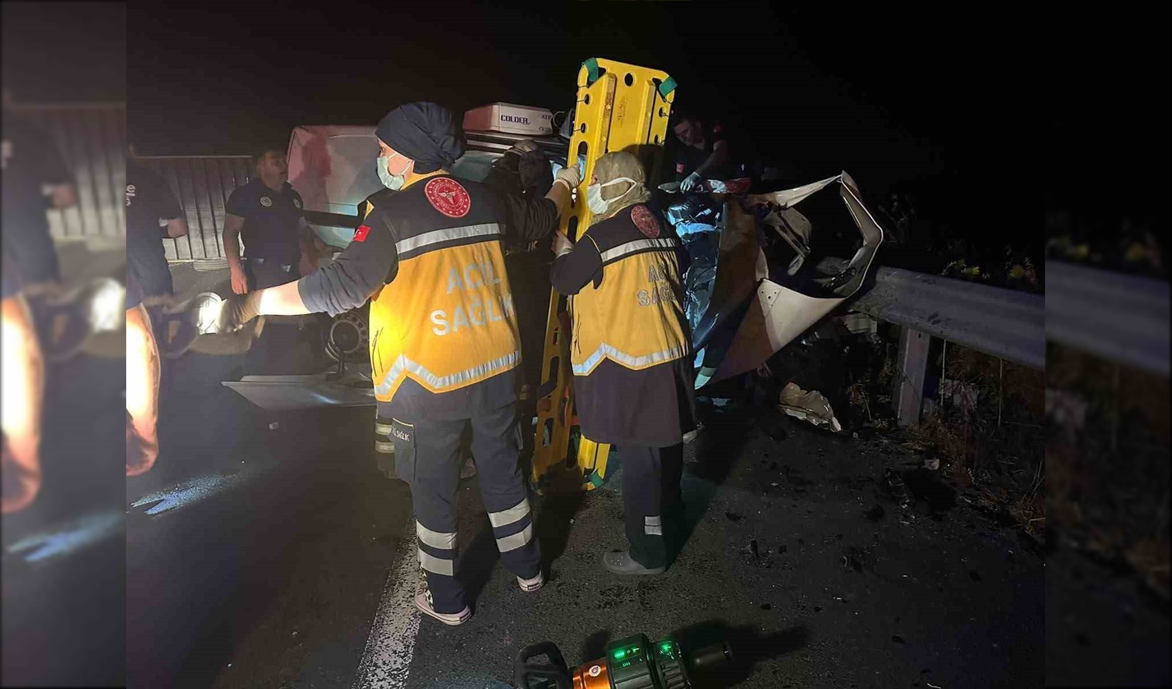 Seyir halindeki TIR'ın dorsesi yola savruldu, zincirleme kazada 3 kişi hayatını kaybetti