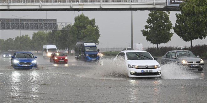 Ankara'da sel ve dolu etkisi: Ev ve iş yerlerini su bastı