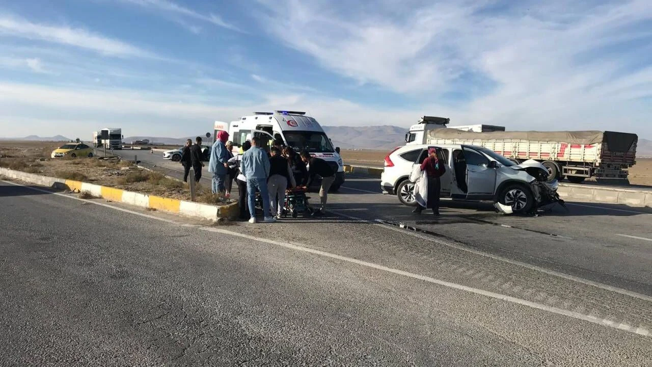 SUV araçlar kafa kafaya çarpıştı: Çok sayıda yaralı var