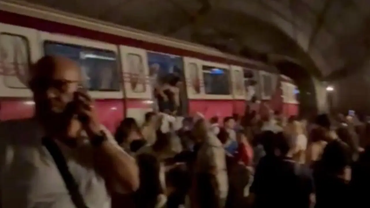 İstanbul'da metro raydan çıktı: Yolcular tahliye edildi