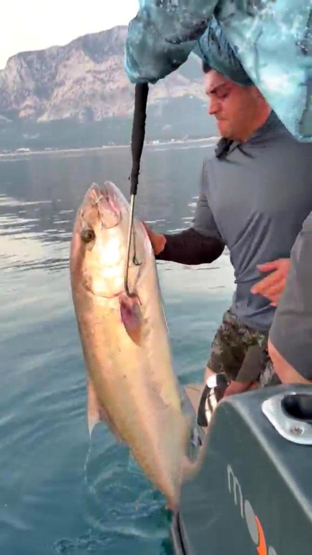 Konyaaltı Sahili'nde 56 kilogramlık kuzu balığı şaşkınlığı