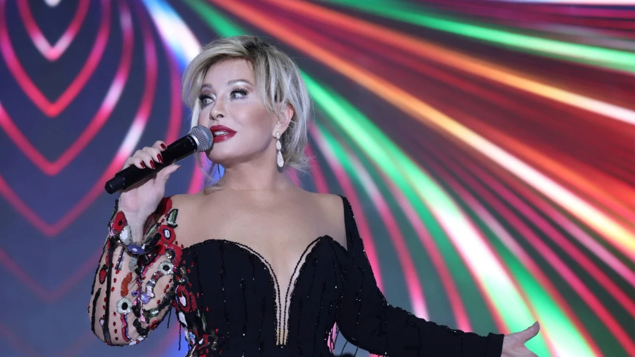 Emel Sayın konserlerini erteledi: "Bir süre tedavi görmem gerekiyor"
