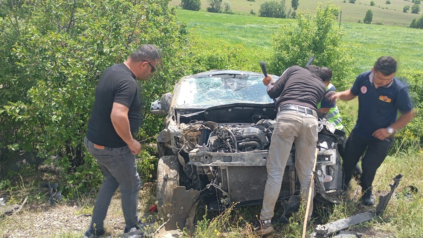 Gümüşhane'de hafif ticari araç şarampole devrildi: Ölü ve yaralılar var